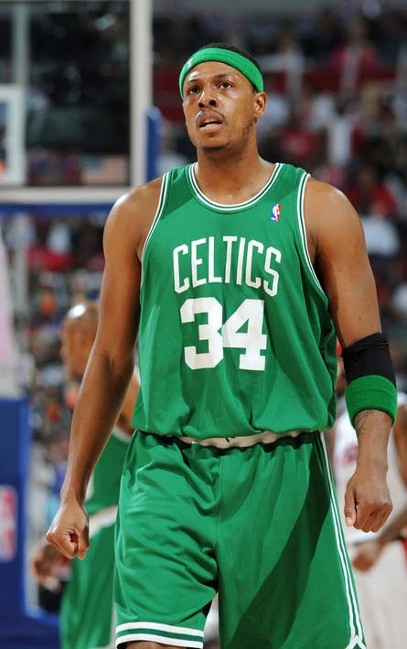 阿森纳客场2-1战胜阿斯顿维拉，维拉绝杀，阿森纳争冠形势艰难。（阿森纳客场2-1击败阿斯顿维拉，维拉读秒绝杀，枪手争冠前景堪忧）