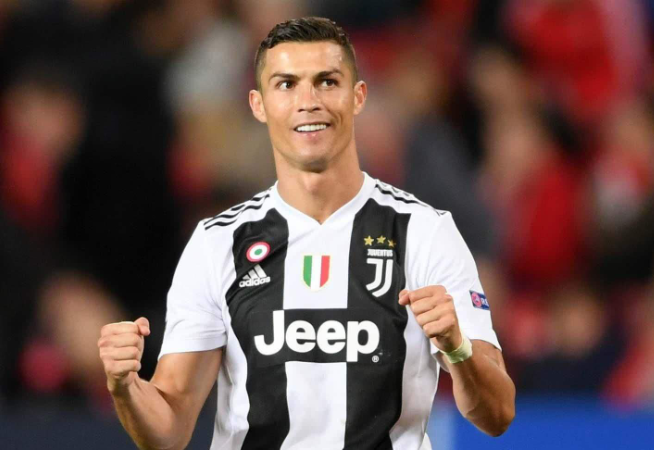 外线开炮！特雷·杨骑马射箭三分命中 老鹰回敬12-2迅速反超（特雷·杨骑马射箭三分穿心，老鹰掀12-2攻势迅速反超）