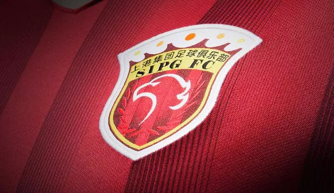 坚毅的眼神！末节垃圾时间 狄龙坐在板凳上冷静盯着镜头（末节垃圾时间，狄龙板凳席冷静直视镜头，目光坚毅）