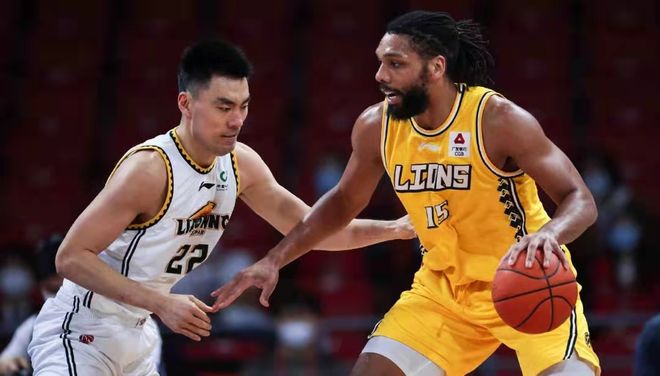 埃基蒂克助攻涉手球争议，主裁观看VAR核查（埃基蒂克助攻引发手球争议，主裁场边观看VAR回放）