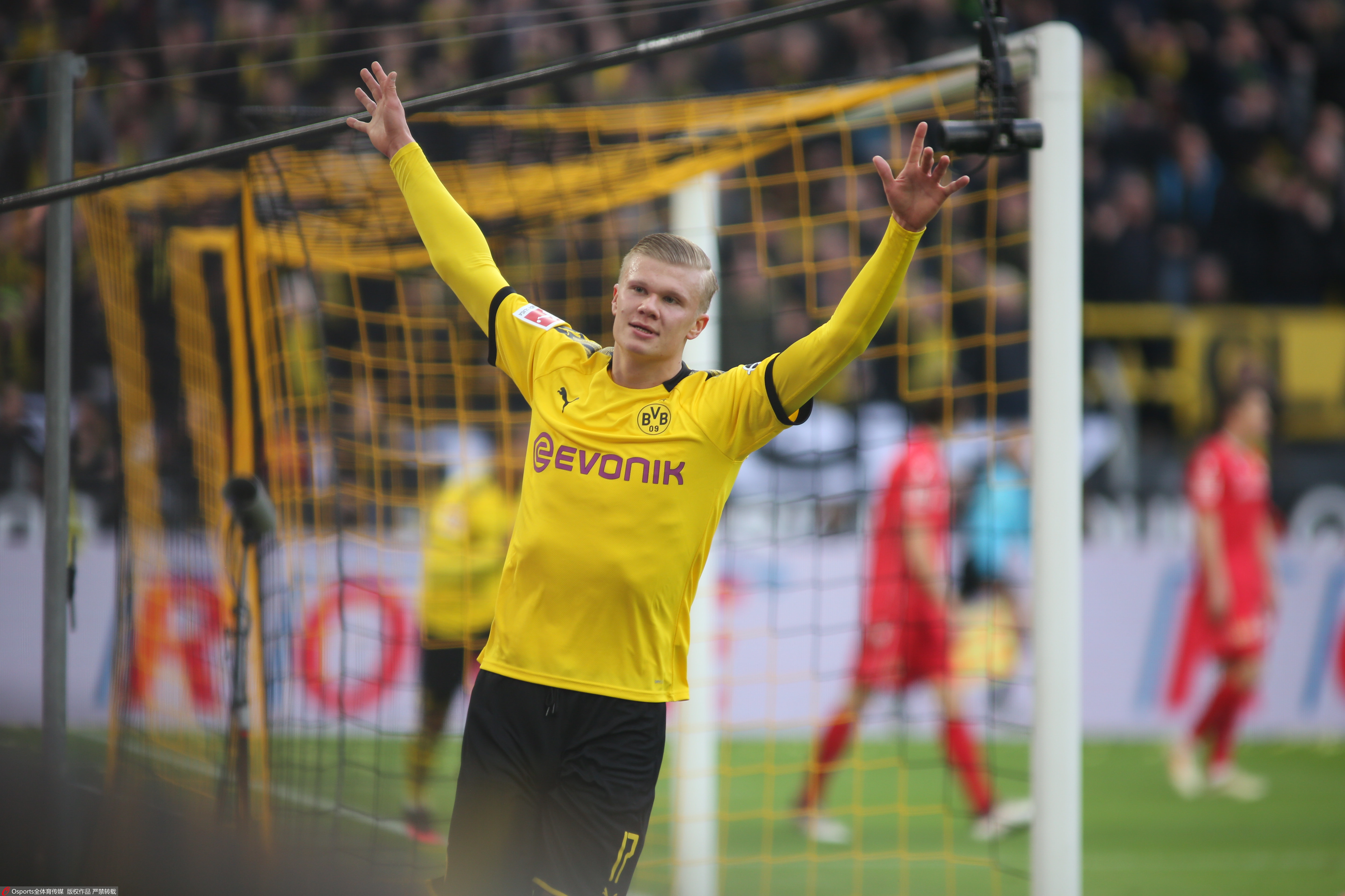 斯基拉：米兰和一些德甲俱乐部正在关注布鲁日前锋特雷索尔迪（据斯基拉透露，AC米兰与多支德甲球队正考察布鲁日前锋特雷索尔迪）