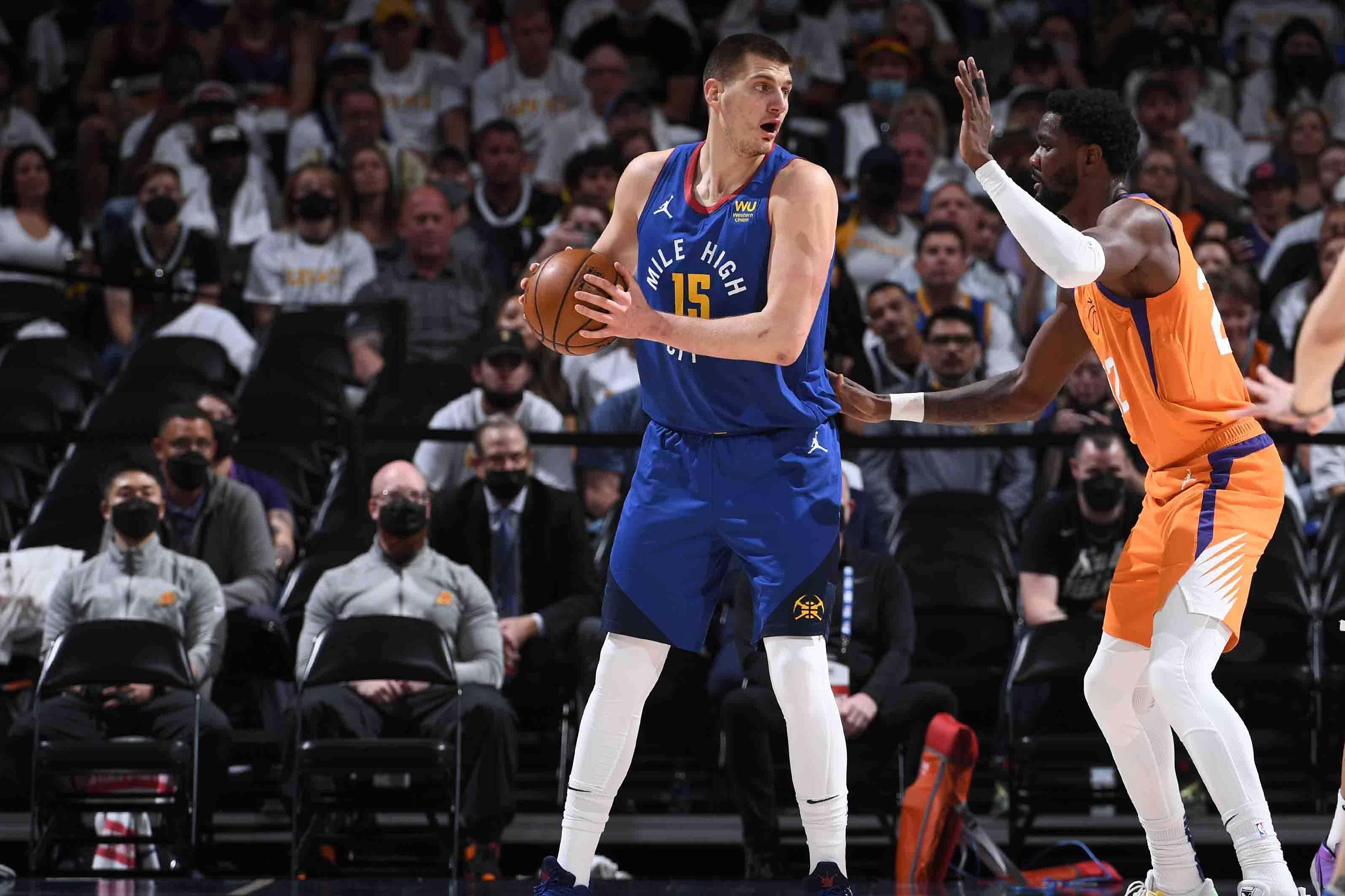 狼队防线改善主场迎战曼联，英超对决比分或1-1、2-2（防线回暖的狼队主场迎曼联，英超大战或以1-1或2-2收场）