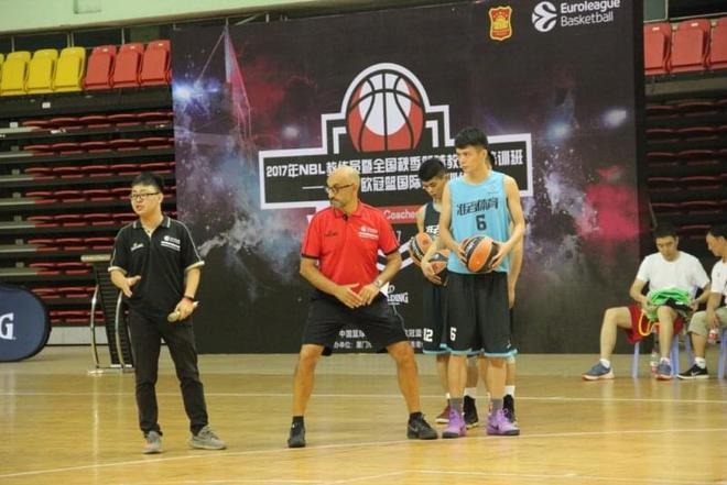 什么情况？西海岸男女足分别被处以转会禁令，但FIFA网站又说只适用于女足（西海岸转会禁令现矛盾：男女足皆被罚，FIFA官网却称仅女足适用）