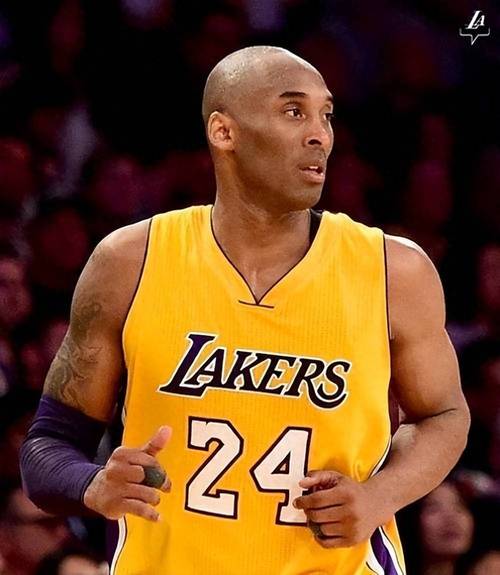 欧文突破防守连续得分（欧文强势冲击防线连连得手）