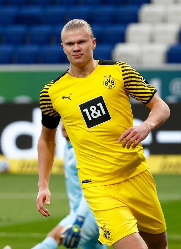 巴媒：漏吹点球+漏判两次严重犯规，巴甲俩裁判被停哨40天（巴媒：因漏判点球及两次严重犯规，巴甲两裁判被禁哨40天）