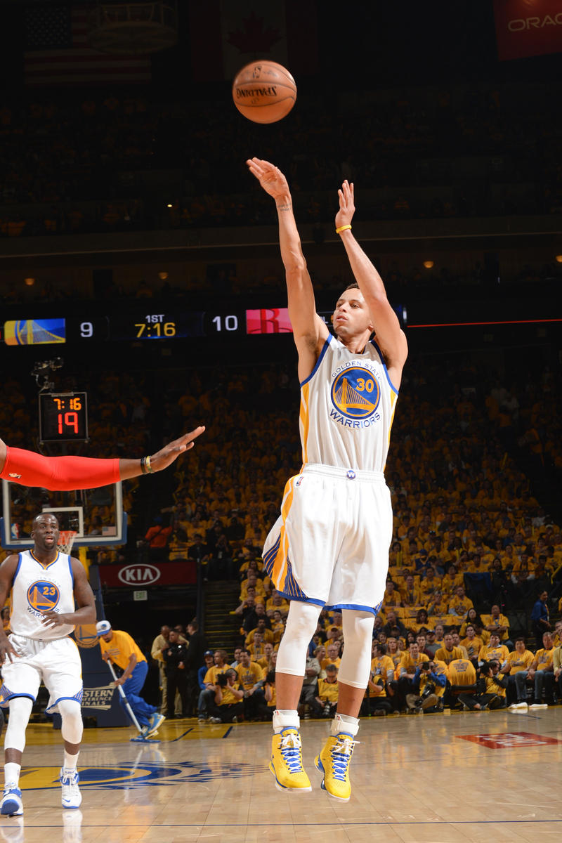 黄蜂主帅谈三球何时解除时间限制：看背靠背比赛后的恢复情况（黄蜂主帅：三球出场时间何时放开取决于背靠背赛后恢复）