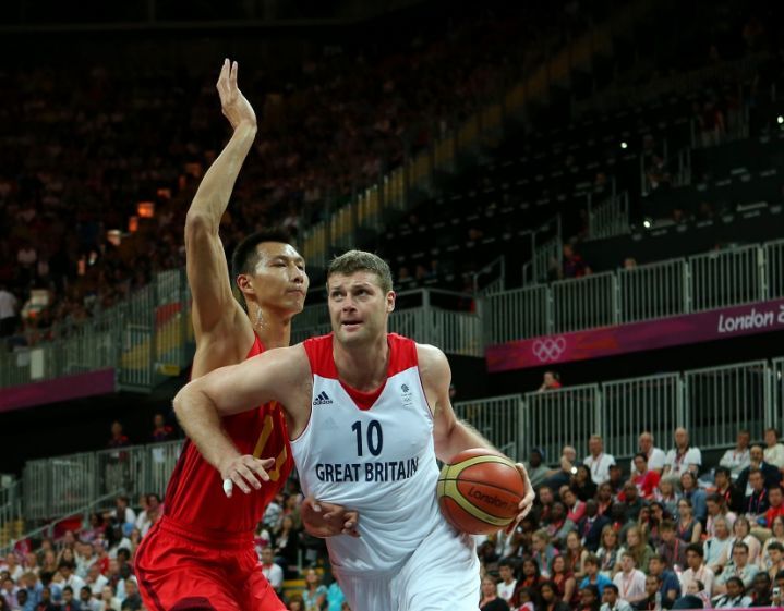 得分上双！祝铭震半场5中3拿到10分1板1助1断（祝铭震半场5投3中砍下10分，外加1板1助1断）