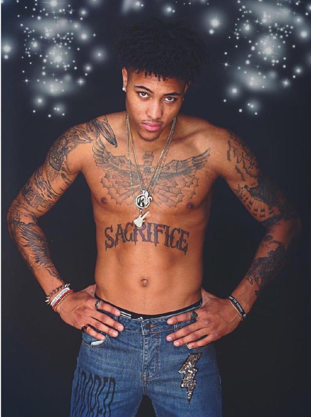 赖斯：我们在幕后有领导小组，比赛日的时候会各抒己见（赖斯：队内有领袖小组，比赛日大家畅所欲言）