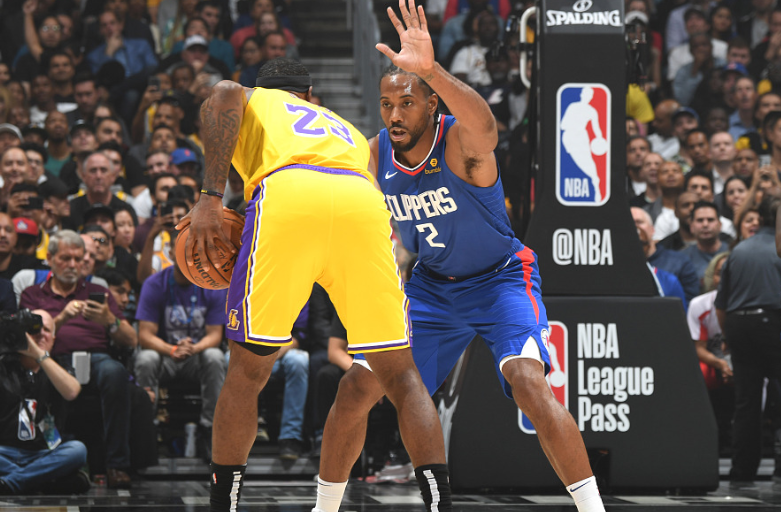 英超半场：阿德利、亚当斯破门，伯恩茅斯暂2-1桑德兰（英超半场战报：阿德利、亚当斯建功，伯恩茅斯暂以2-1领先桑德兰）