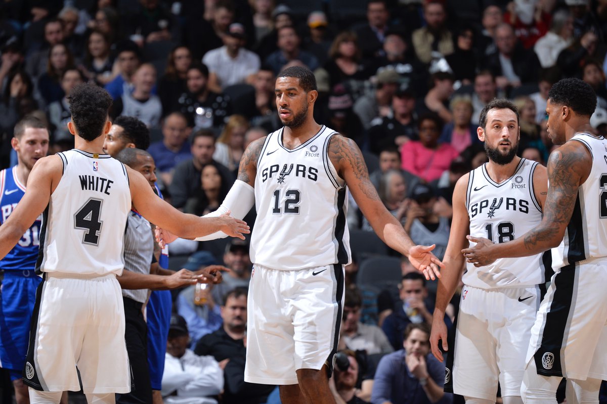 曼联4-1击败狼队，升至英超第六；米兰3-2战胜都灵，登顶积分榜。（曼联4比1擒狼队跻身英超第六，米兰3比2力克都灵领跑积分榜）