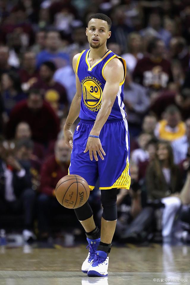 康宁汉姆在活塞12连胜期间，场均贡献30+10+5（活塞豪取12连胜，康宁汉姆场均30分10助攻5篮板）