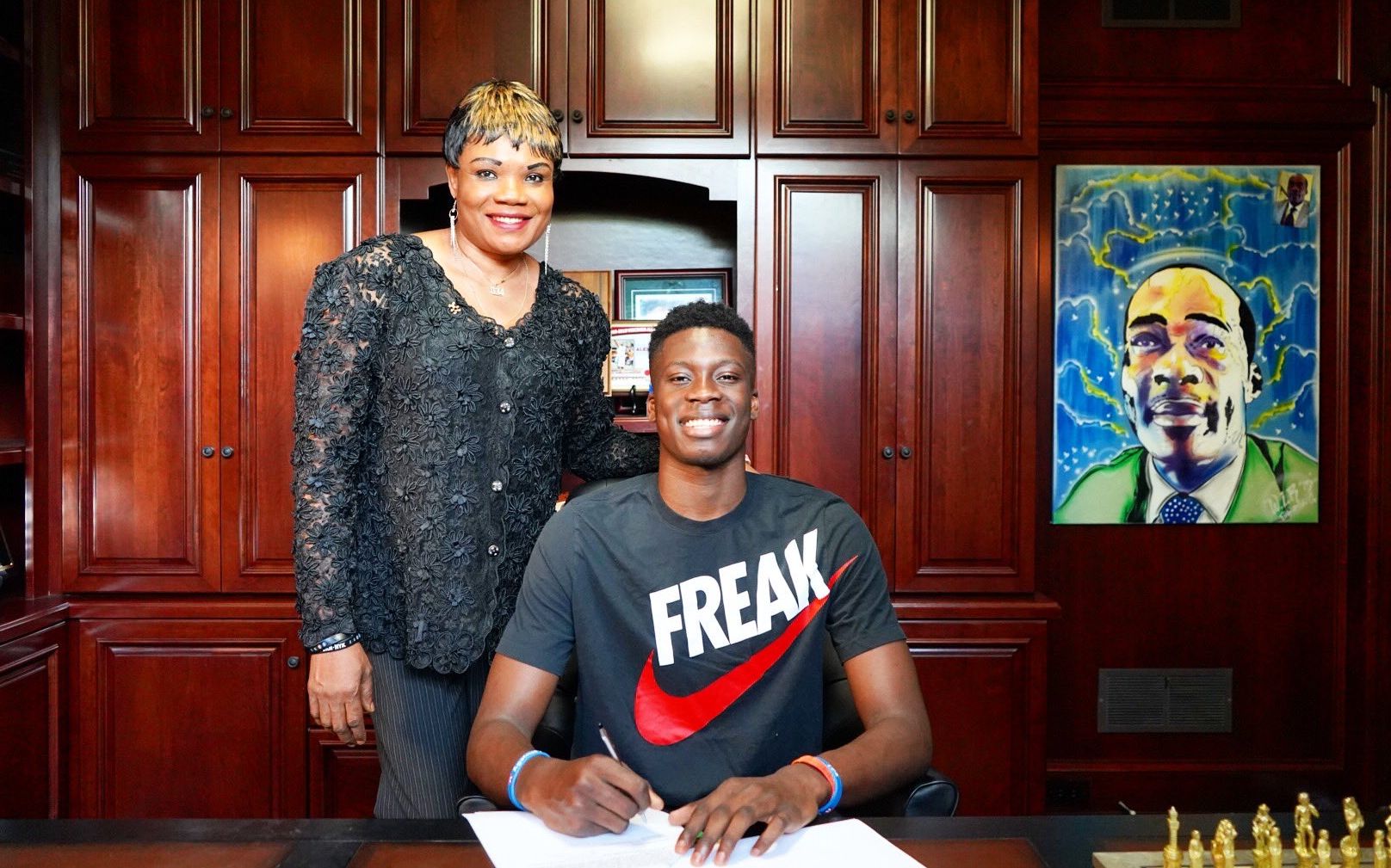 巴媒：奥斯卡近期饱受伤病困扰，他正考虑与圣保罗解约并退役（巴西媒体：因伤病困扰，奥斯卡或将与圣保罗解约并选择退役）