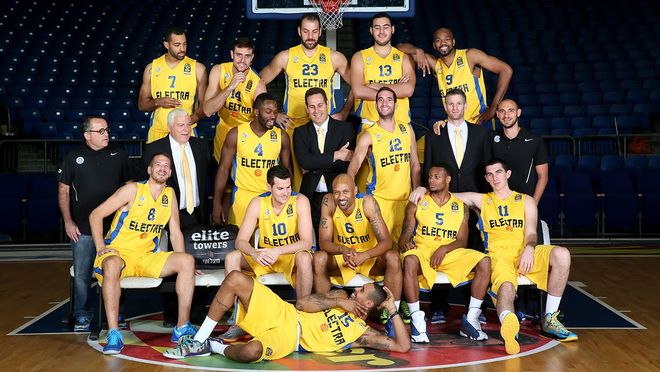 不靠星二代光环，小佩顿是如何拿到2800万合同的？（摆脱“星二代”标签，小佩顿如何拿下2800万合同？）